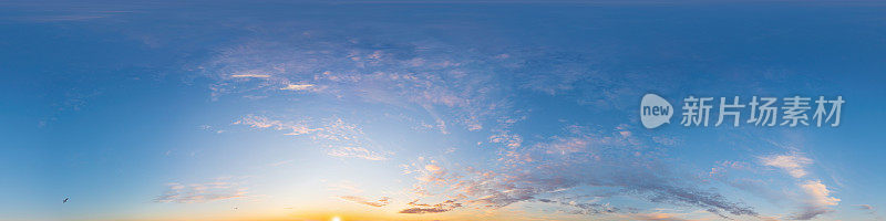 深蓝色日落天空全景与粉红色卷云。无缝hdr 360全景在球面等矩形格式。全天顶3D可视化，天空替代空中无人机全景。